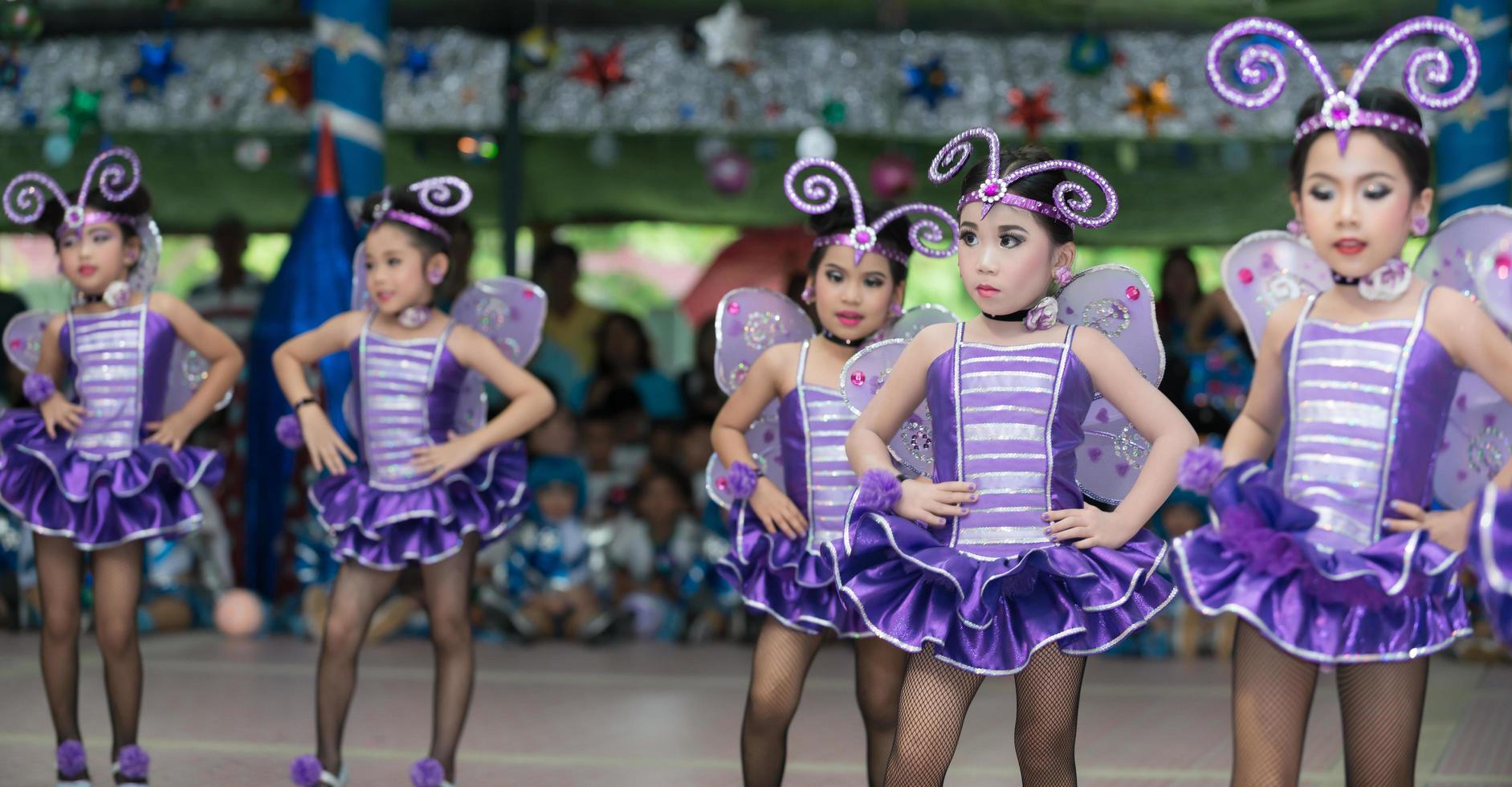 non identifié les enfants pom pom girls dans annuel des sports journée sur octobre 7, 2016 à élaguer buri Province, Thaïlande photo