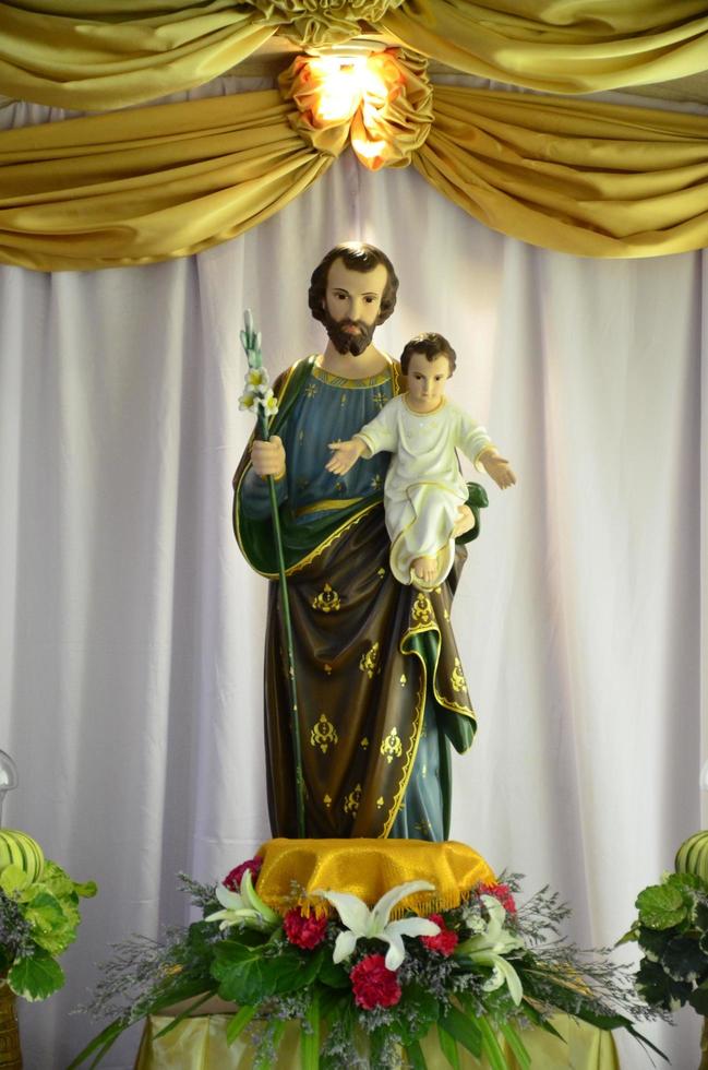 Saint joseph et bébé Jésus de le catholique église photo