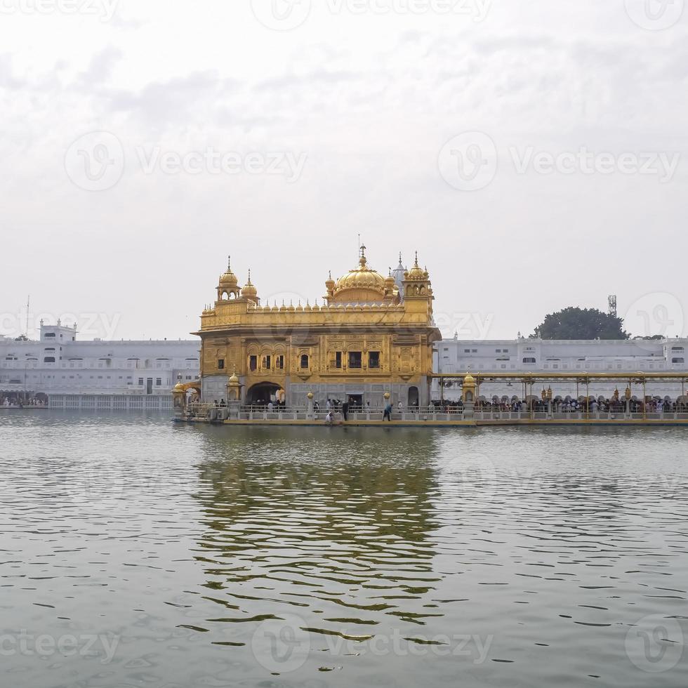 magnifique vue de d'or temple - harmandir sahib dans Amritsar, Pendjab, Inde, célèbre Indien sikh repère, d'or temple, le principale sanctuaire de sikhs dans Amritsar, Inde photo
