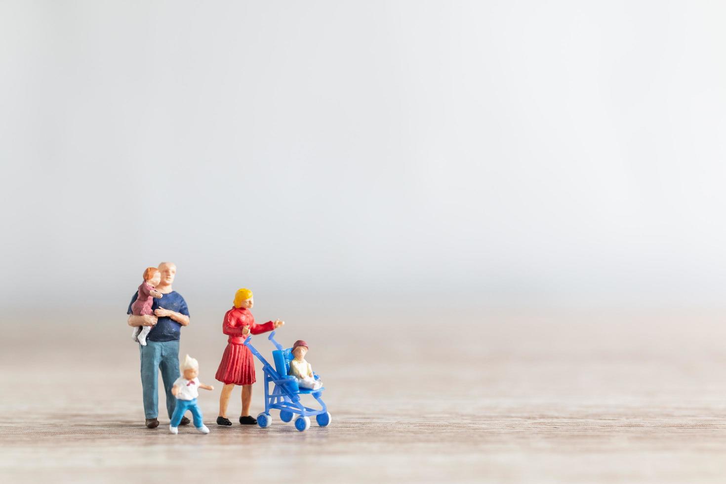 parents miniatures avec enfants marchant à l'extérieur, concept de famille heureuse photo