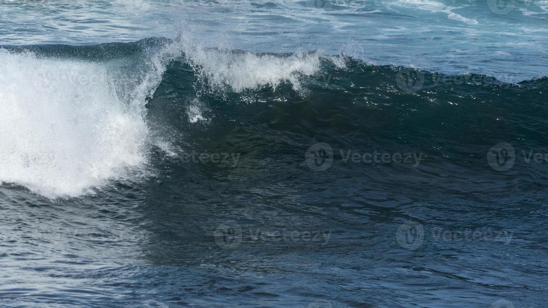 vagues atlantiques dans les îles canaries photo