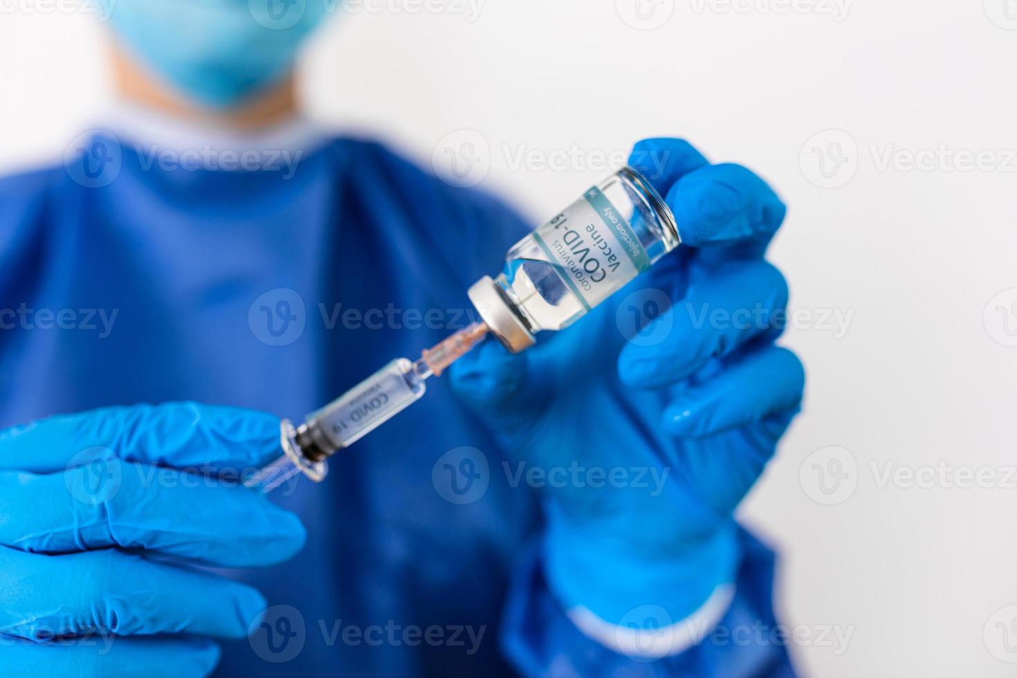 concept bats toi contre virus covid-19 couronne virus, médecin ou scientifique dans laboratoire en portant une seringue avec liquide vaccins pour les enfants ou plus âgée adultes photo