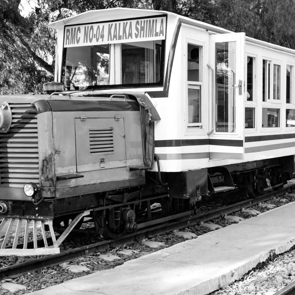 shimla, himachal pradesh, inde - 14 mai 2022 - itinéraire du train jouet kalka-shimla, se déplaçant sur le chemin de fer jusqu'à la colline, train jouet de kalka à shimla en inde parmi la forêt naturelle verte photo