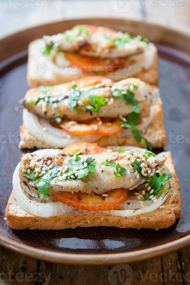 poisson salade avec entier blé tranche pain et nettoyer légume. photo