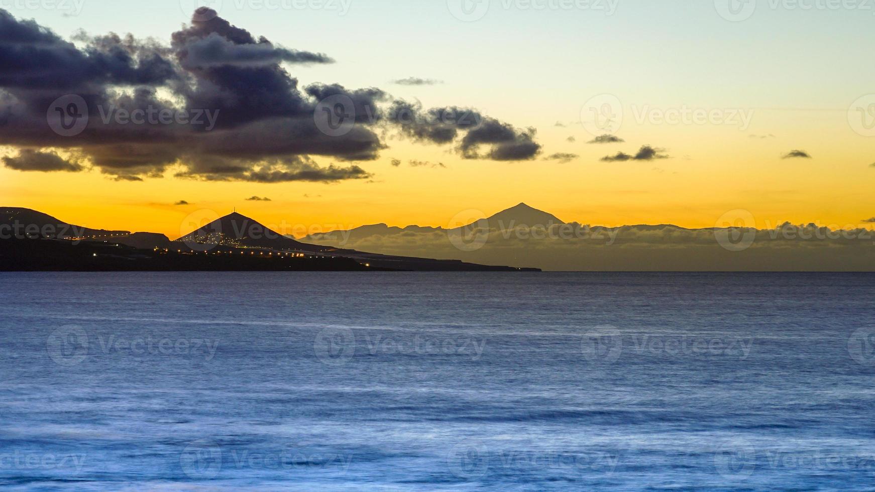 coucher de soleil entre deux montagnes photo