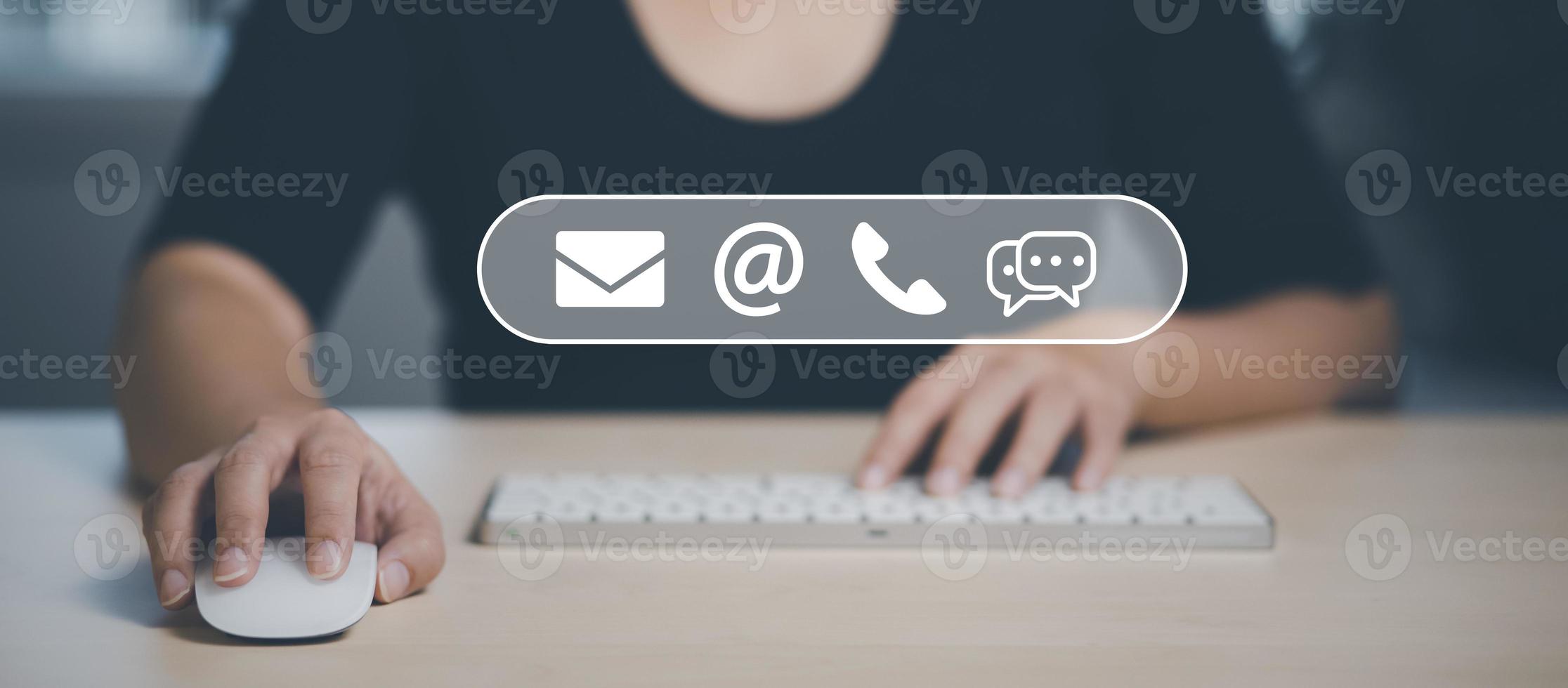communication et contactez-nous ou les personnes de la hotline d'assistance client se connectent. main à l'aide d'un ordinateur portable et en touchant sur les icônes de contact de l'écran virtuel, e-mail et adresse, chat en direct avec internet wifi. photo
