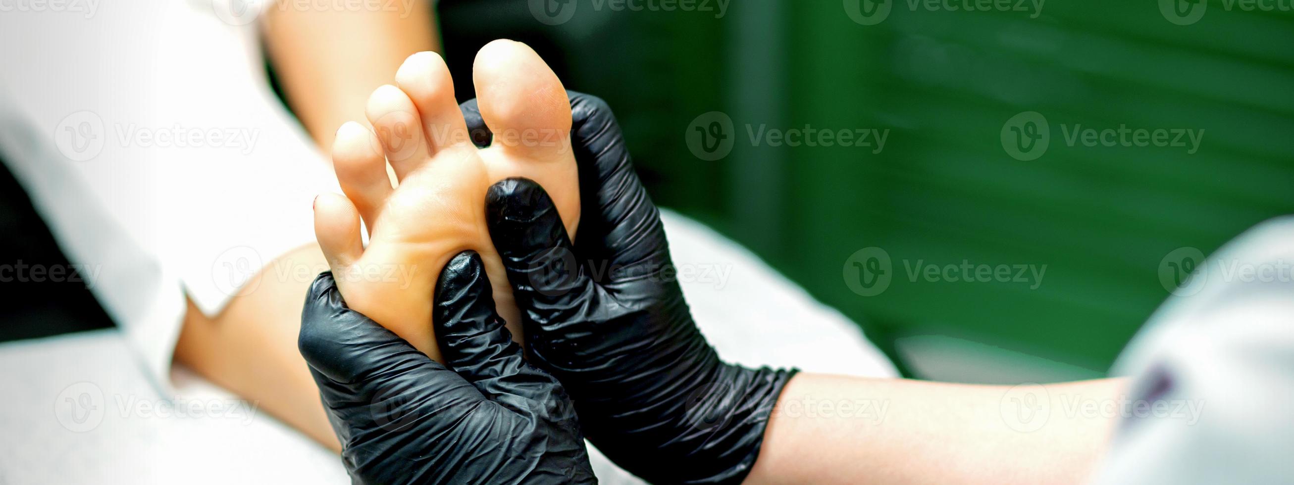 Jeune femme recevoir pied massage photo