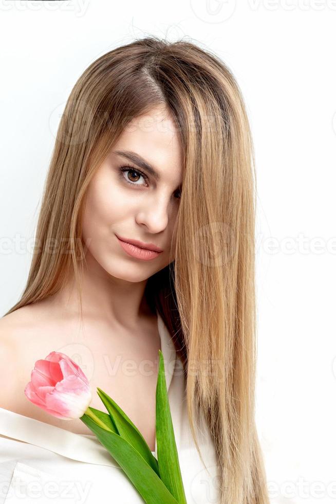 femme avec un rose tulipe photo