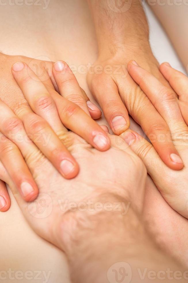 4 mains massage le patient retour photo
