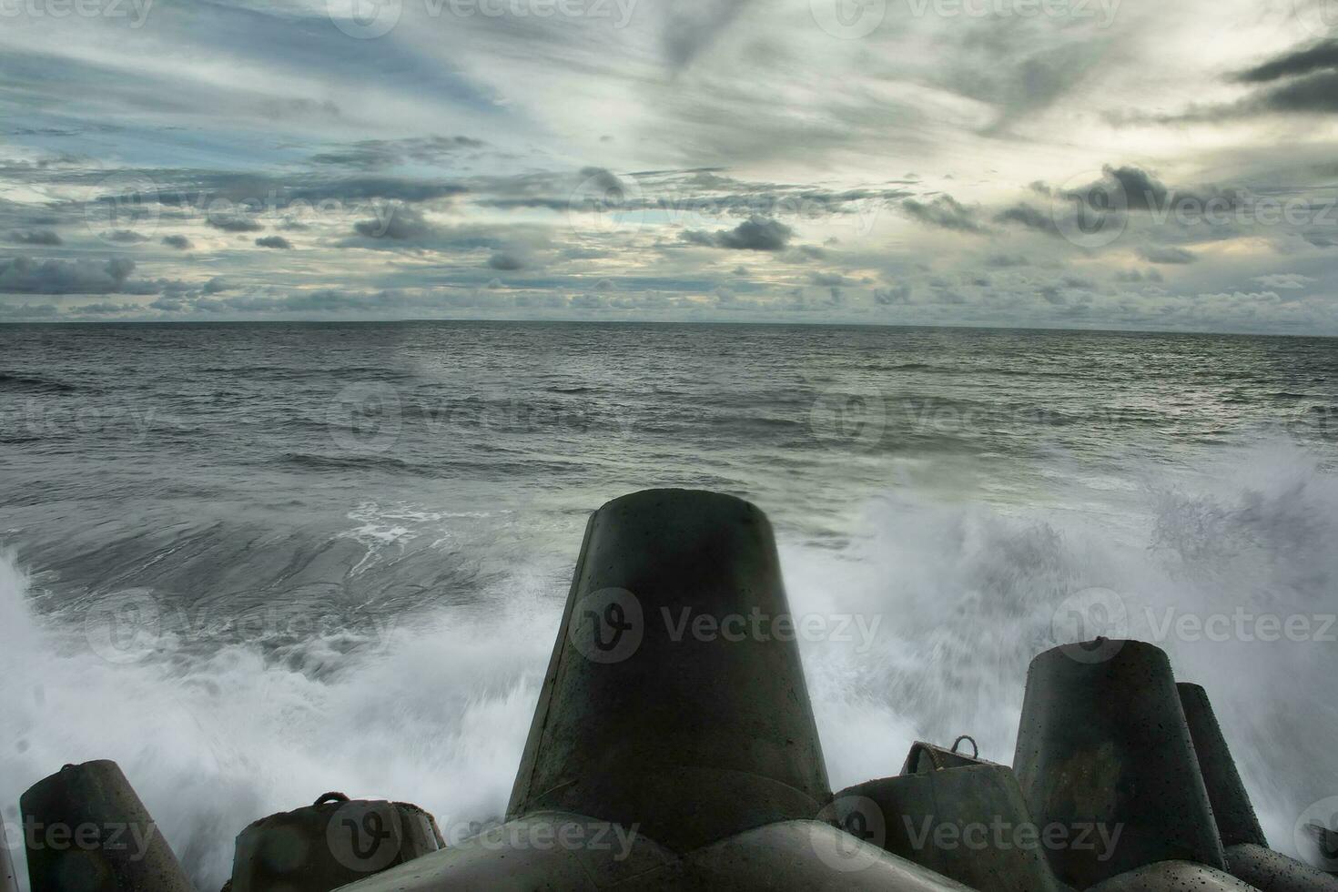 vue sur la mer avec d'énormes rochers et une vague photo