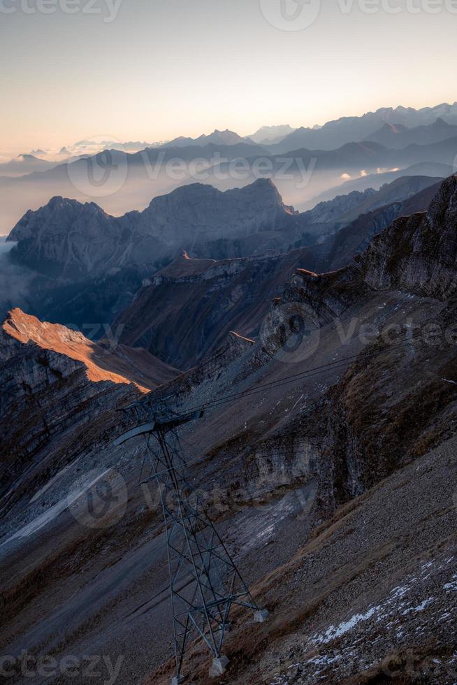 du froid bleuâtre Montagne paysage dans brouillard à lever du soleil photo