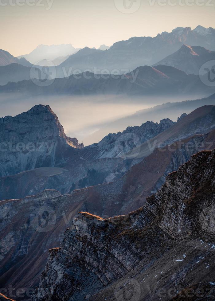 du froid bleuâtre Montagne paysage dans brouillard à lever du soleil photo
