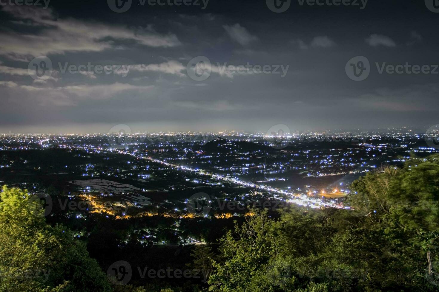 une vue de la ville de yogyakarta la nuit photo