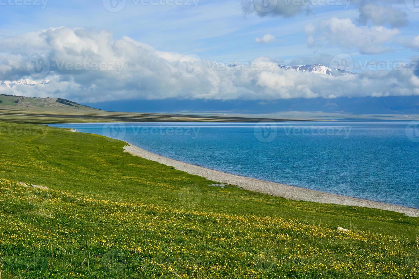 le montagnes et des eaux autour tarim Lac sont très éblouissant et imprévisible photo