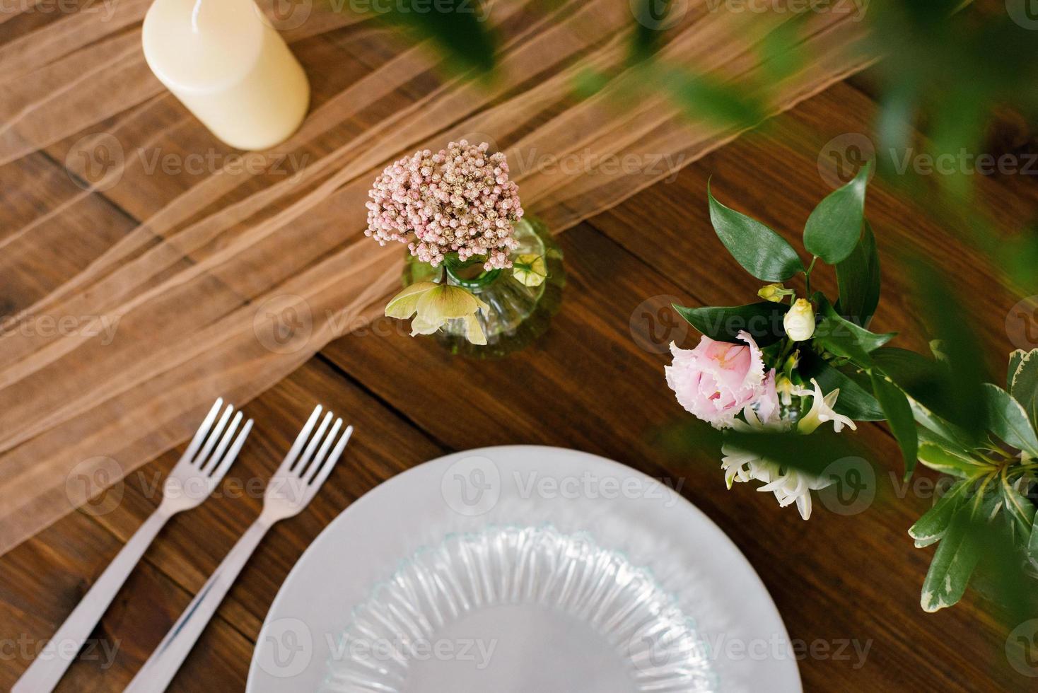 de fête mariage, de fête table réglage avec argent coutellerie, tulle ruban, eucalyptus branches, eustoma et jacinthes fleurs. le concept de le restaurant menu. plat poser, Haut vue photo