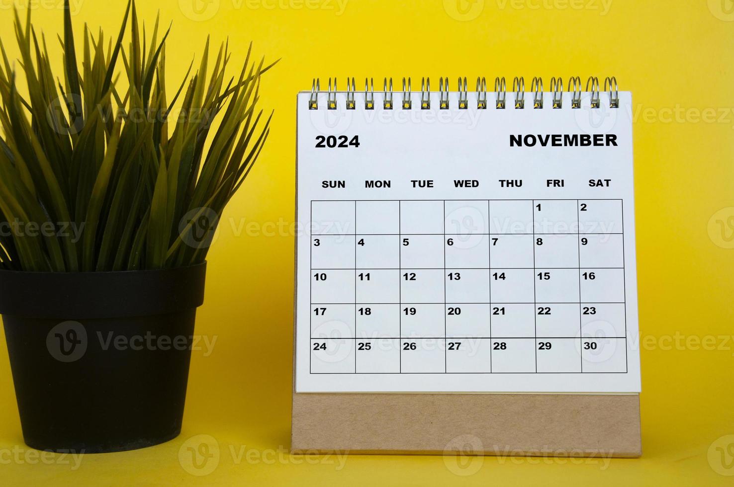 novembre 2024 mois calendrier avec table plante sur Jaune couverture Contexte. mensuel calendrier concept photo