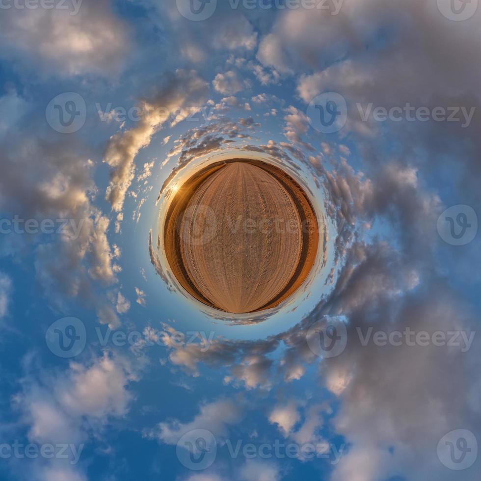 minuscule planète dans bleu couvert soir ciel avec magnifique des nuages avec transformation de sphérique panorama 360 degrés. sphérique abstrait aérien voir. courbure de espace. photo