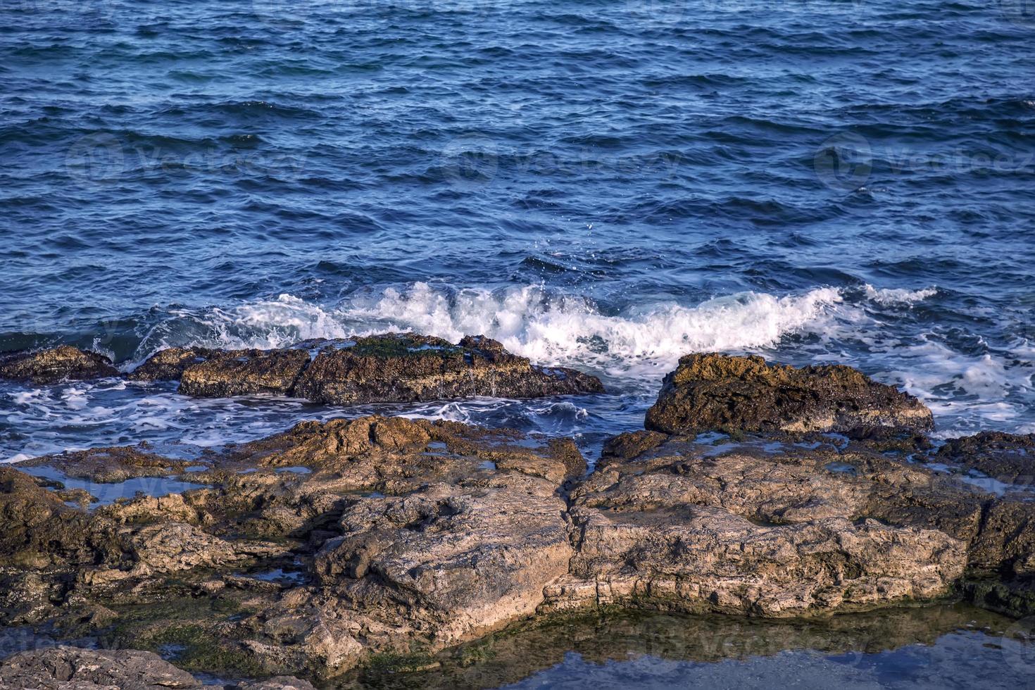 beauté ensoleillé journée vue de mer vagues avec rochers photo