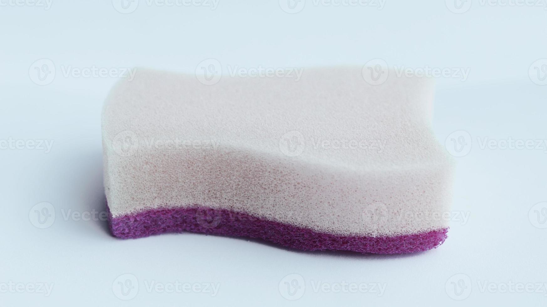 magenta mousse éponge isolé sur blanc pour nettoyage et la lessive plats. photo