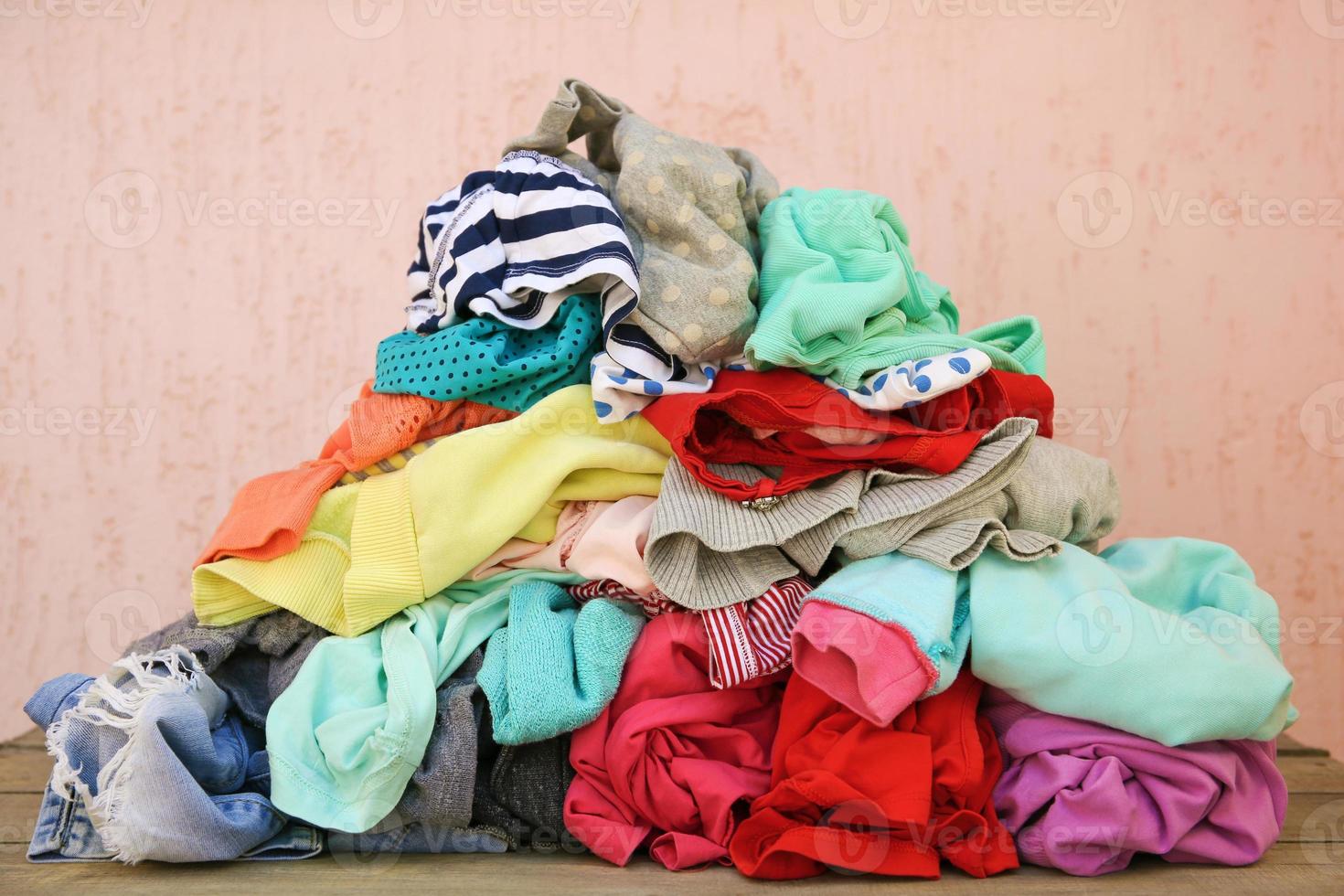 pile de négligemment épars vêtements. photo