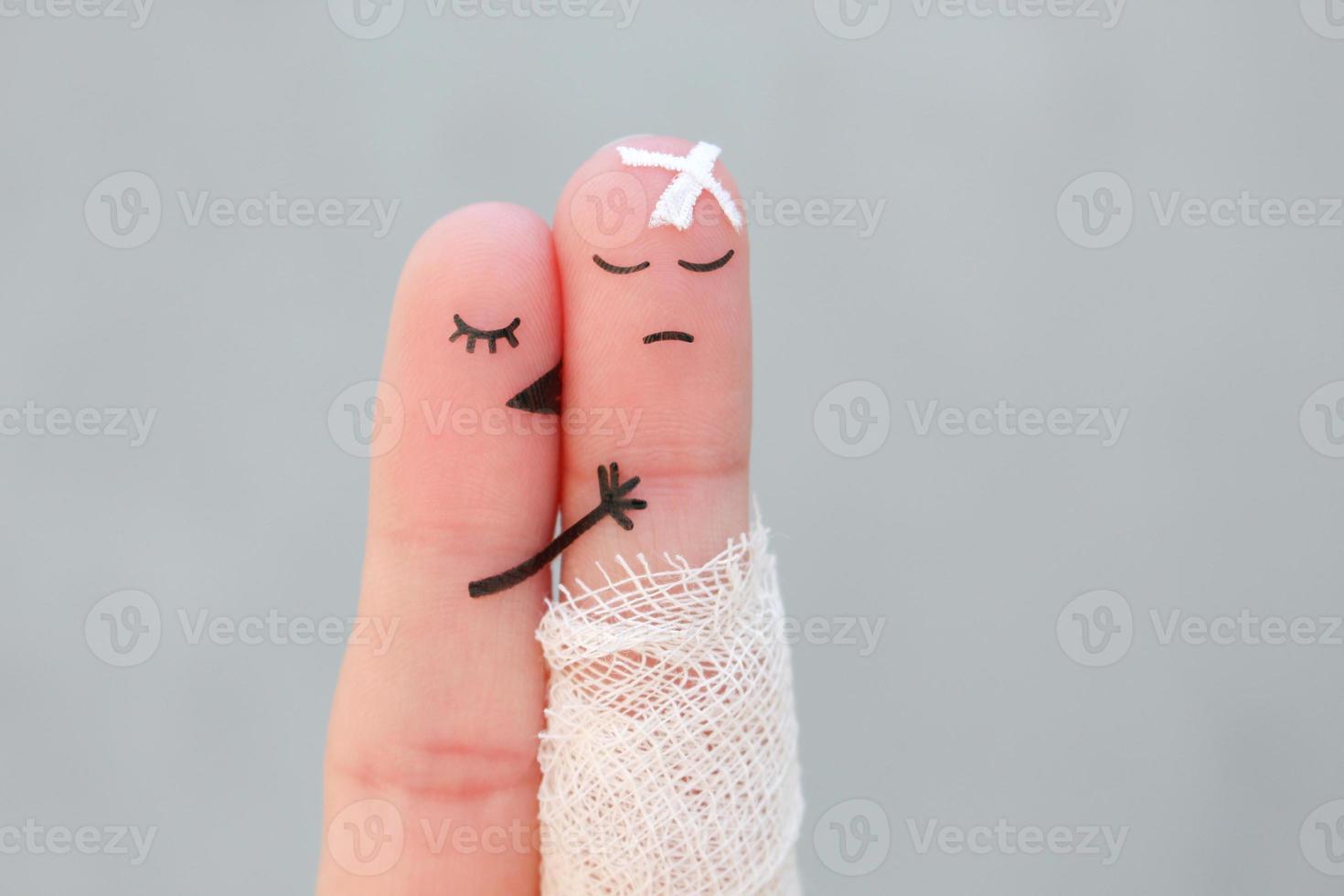 les doigts art de mécontent couple. homme est malade, femme se sent Pardon pour lui. elle baisers et câlins son. photo