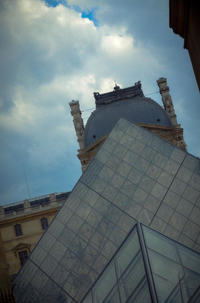 le verre pyramide de le persienne, Accueil à le célèbre musée dans Paris, Capitale de France. pendant une chaud été journée dans 2012 photo