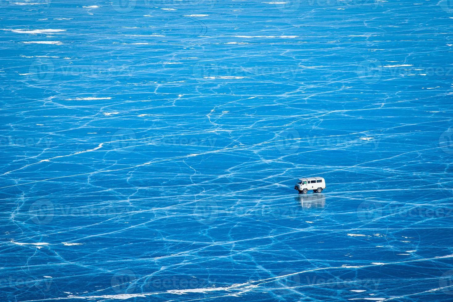 voiture conduite sur Naturel rupture la glace dans congelé l'eau à Lac baïkal, Sibérie, Russie. photo