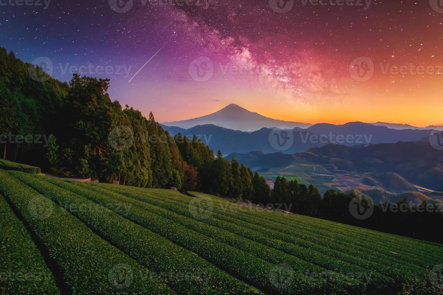 paysage avec laiteux façon galaxie. mt. Fuji plus de vert thé champ avec l'automne feuillage et laiteux façon à lever du soleil dans Shizuoka, Japon. photo