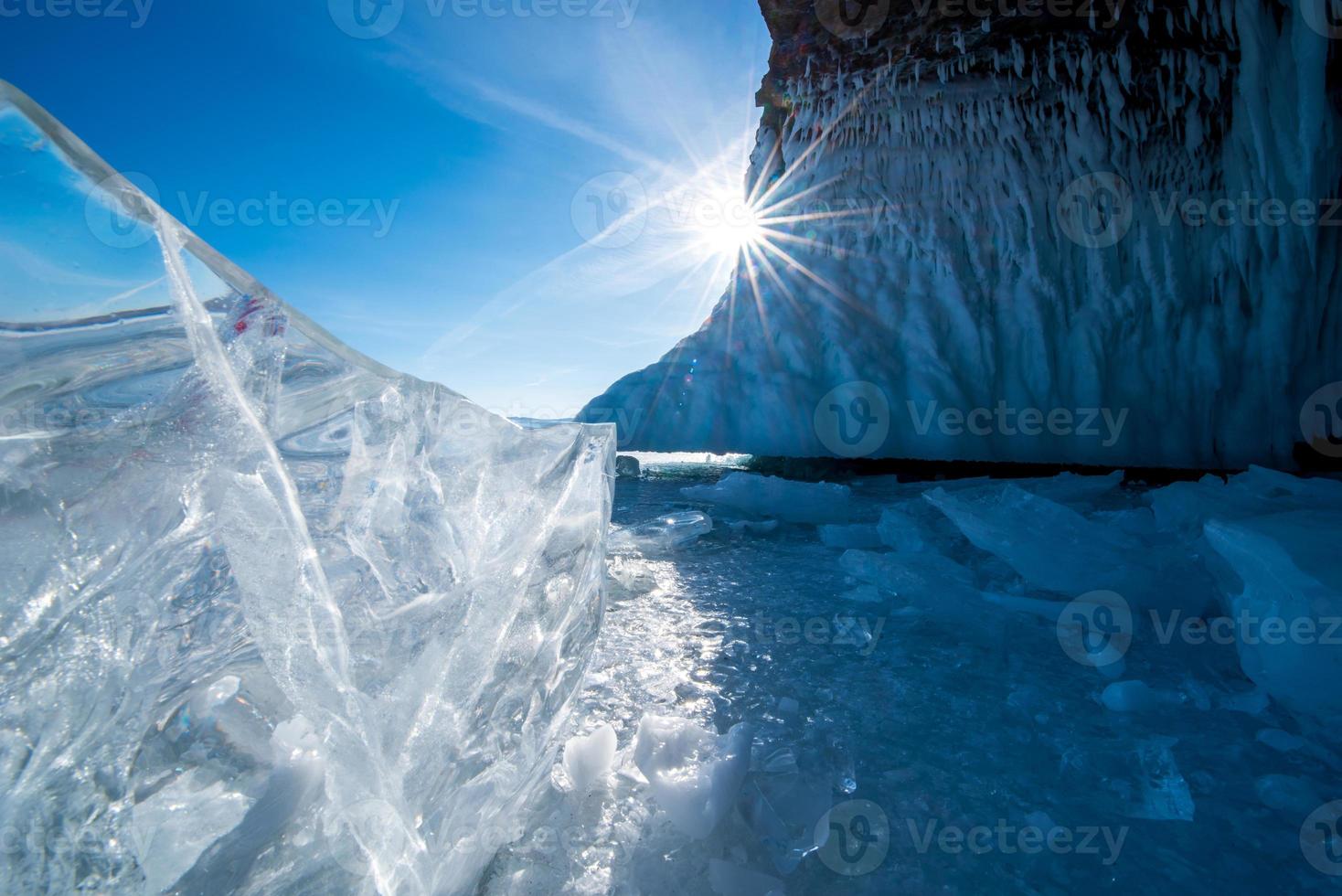 paysage de Naturel rupture la glace dans congelé l'eau sur Lac baïkal, Sibérie, Russie. photo