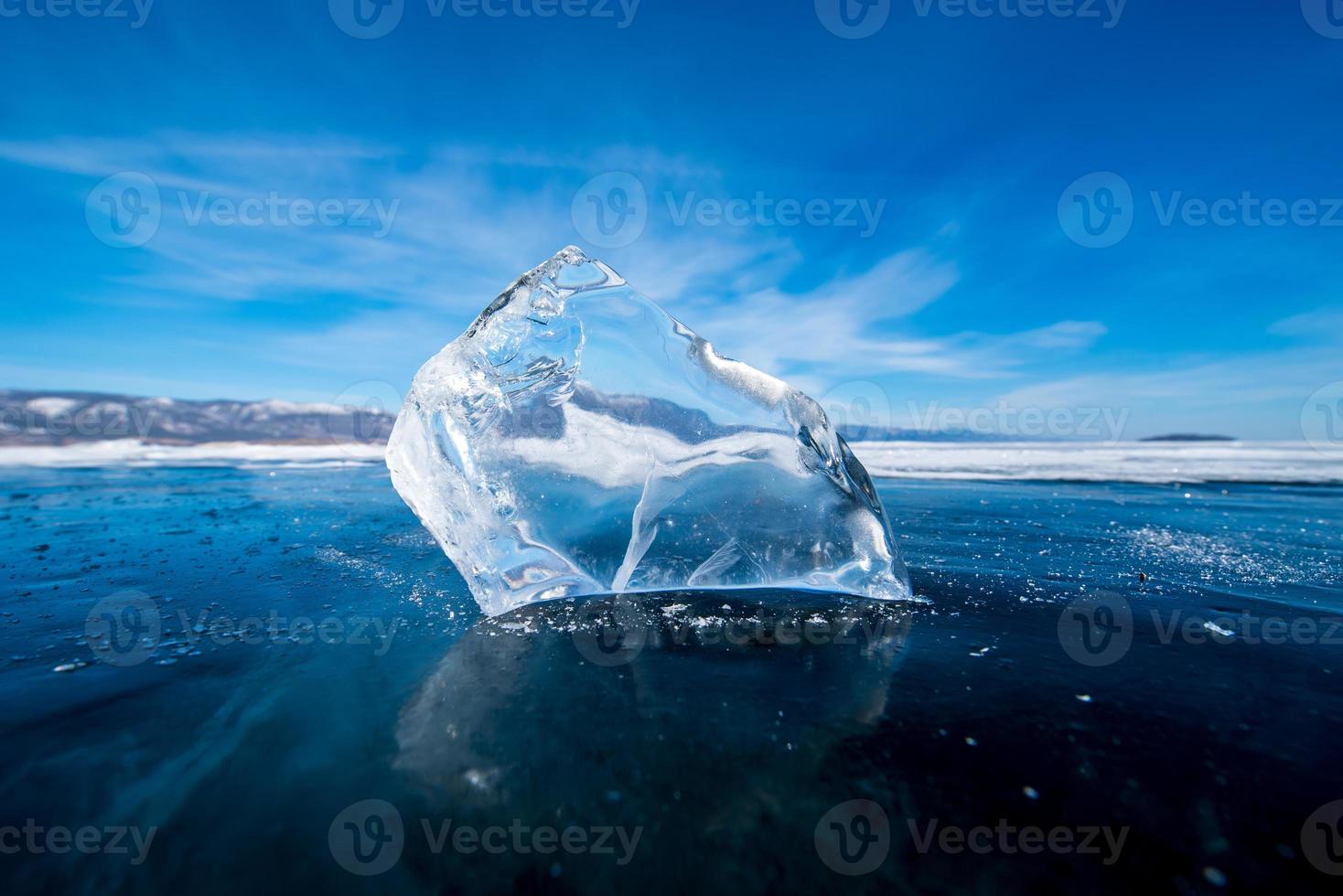 paysage de Naturel rupture la glace dans congelé l'eau sur Lac baïkal, Sibérie, Russie. photo