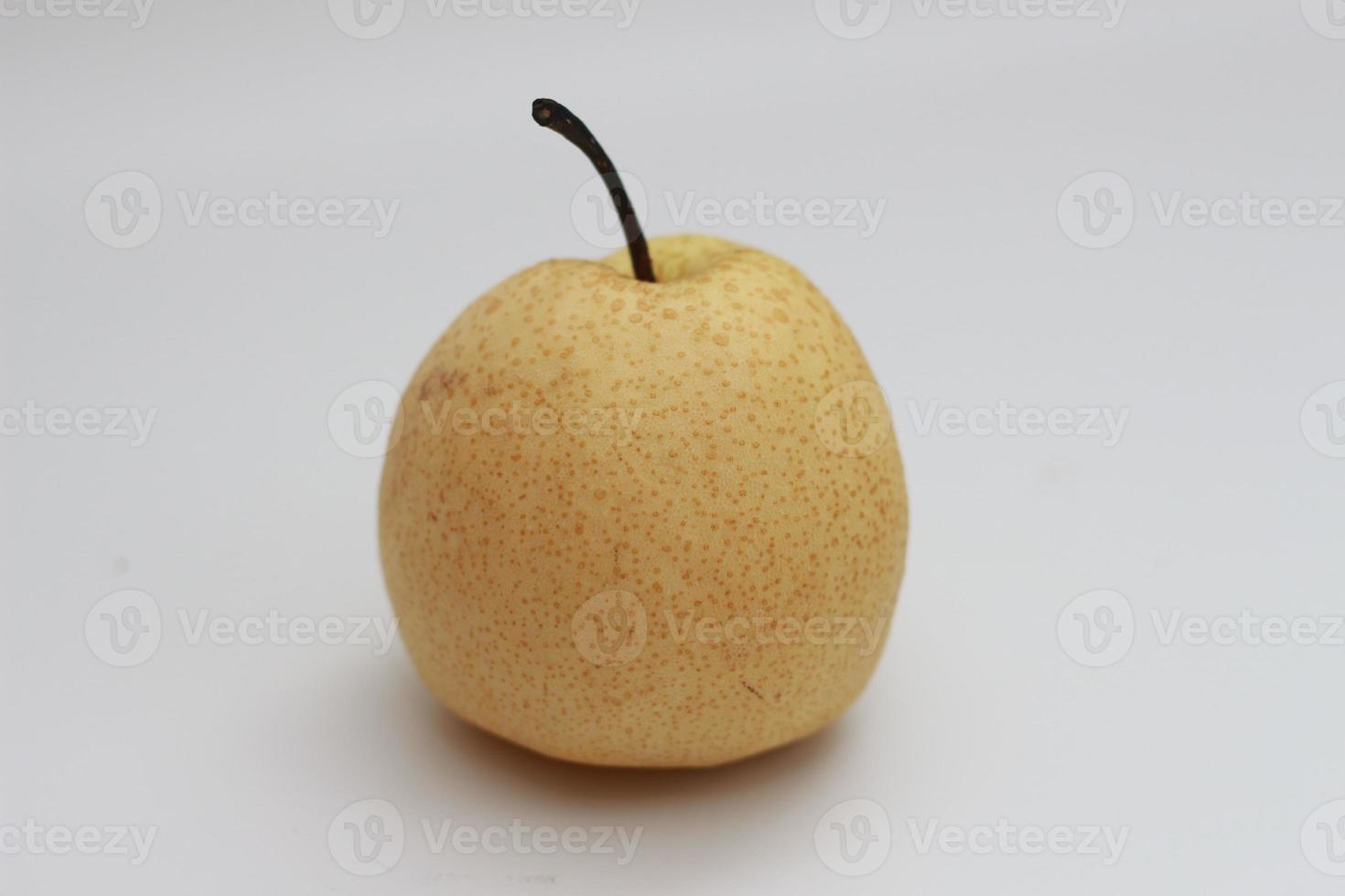 une proche en haut de une poire isolé sur une blanc Contexte. en bonne santé nourriture concept photo. riche en eau fruit. photo