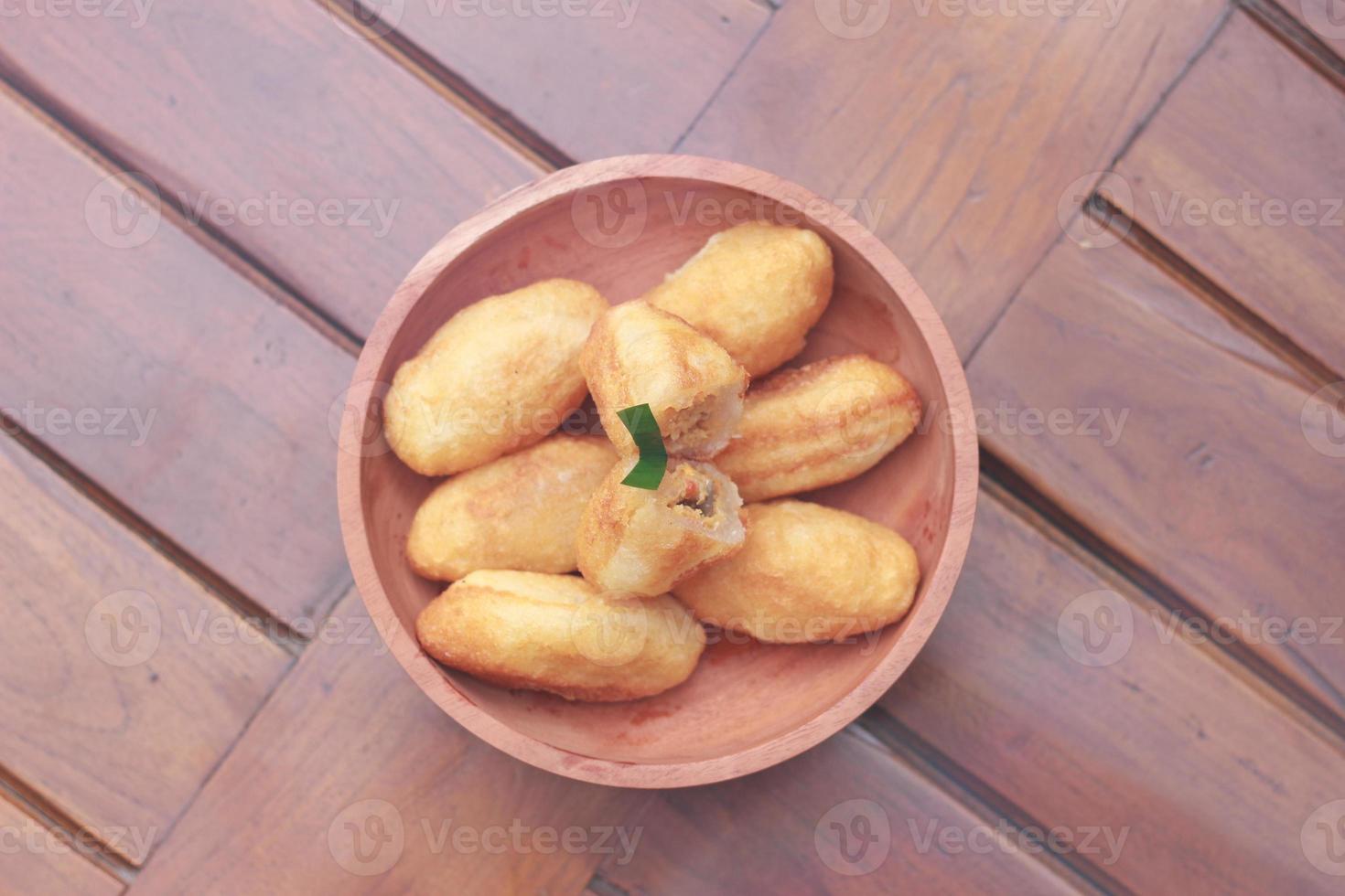 avec ou combiné, une traditionnel Javanais casse-croûte fabriqué de Profond frit râpé manioc rempli avec une sarriette mélanger de oncom ou fermenté soja haricot gâteau et le Chili photo