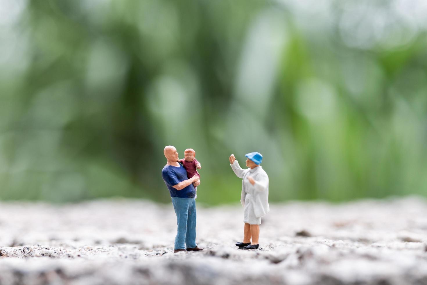 parents miniatures avec un enfant marchant à l'extérieur sur un fond de nature floue, concept de famille heureuse photo