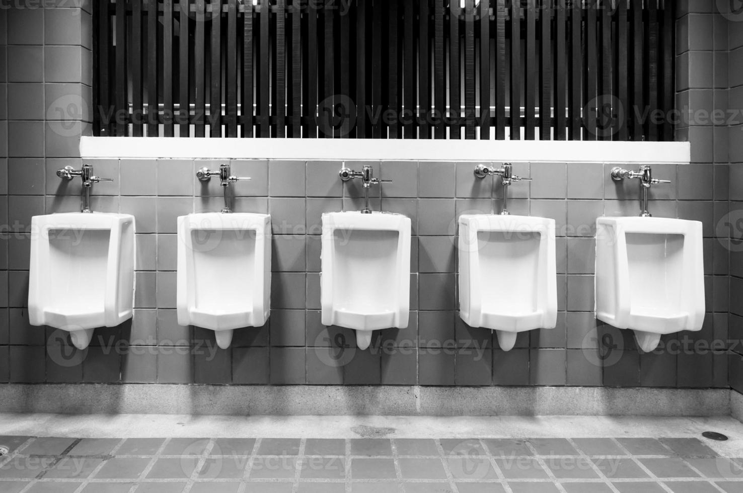 Pour des hommes pièce urinoirs décharge de déchets de le corps, hommes toilettes blanc et noir photo