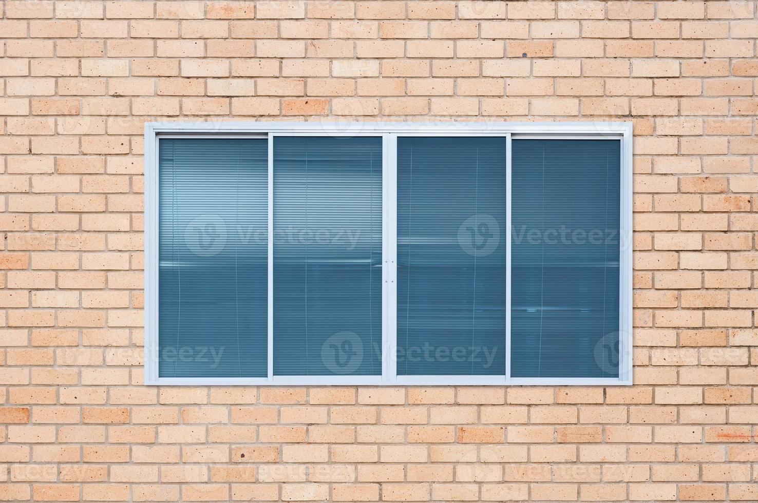 moderne verre fenêtre sur le brique mur, couverture fenêtre Cadre photo
