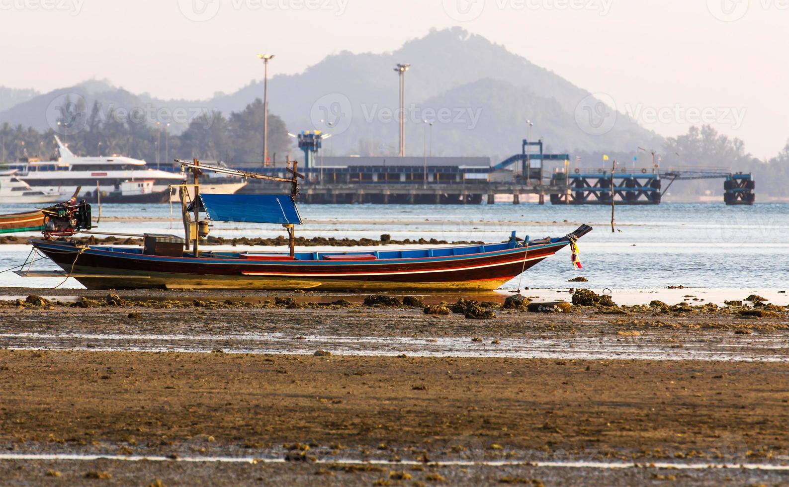 Petit Bateau De Pêche Sur La Mer Dans Une Journée D'été Banque D'Images et  Photos Libres De Droits. Image 57333396