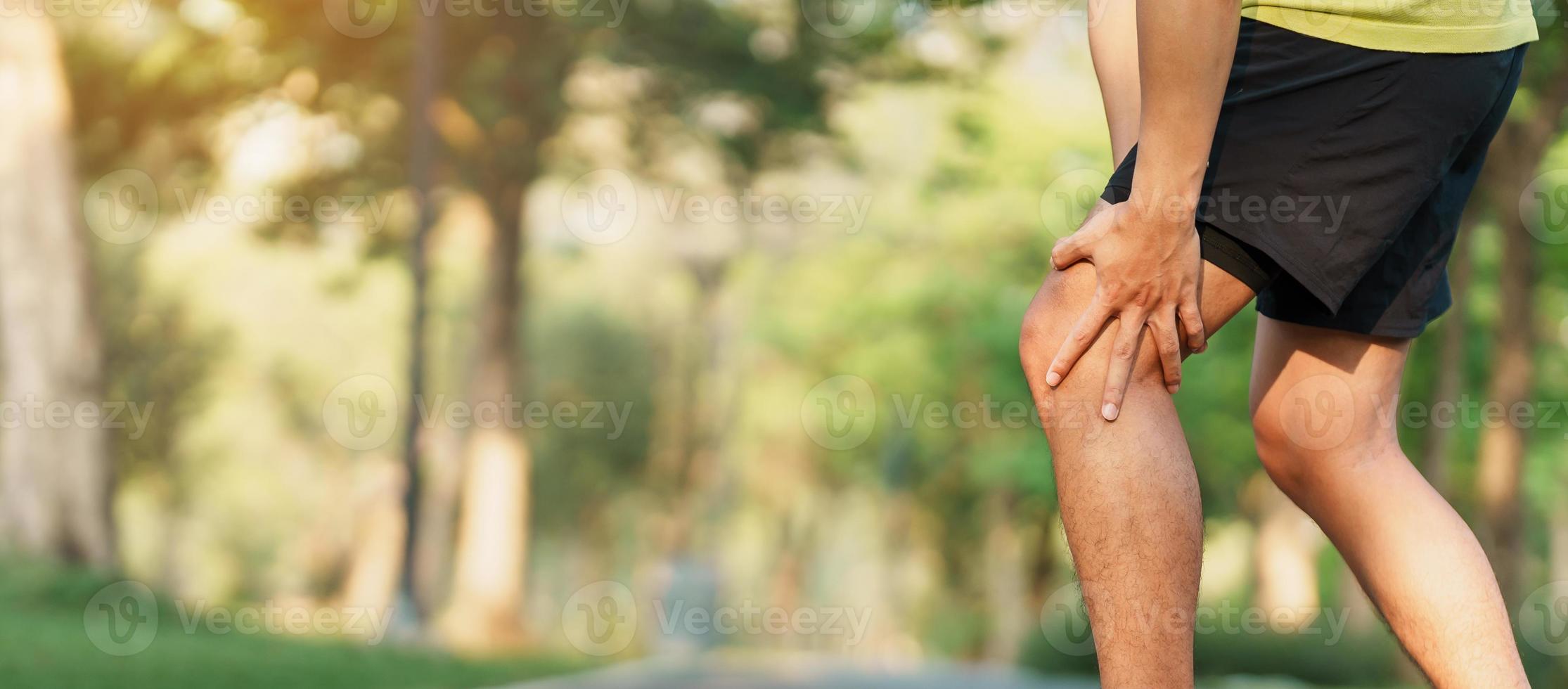 Jeune adulte Masculin avec muscle douleur pendant en cours d'exécution. coureur avoir le genou mal dû à coureurs le genou ou fémoro-patellaire douleur syndrome, arthrose et rotulien tendinite. des sports blessures et médical concept photo