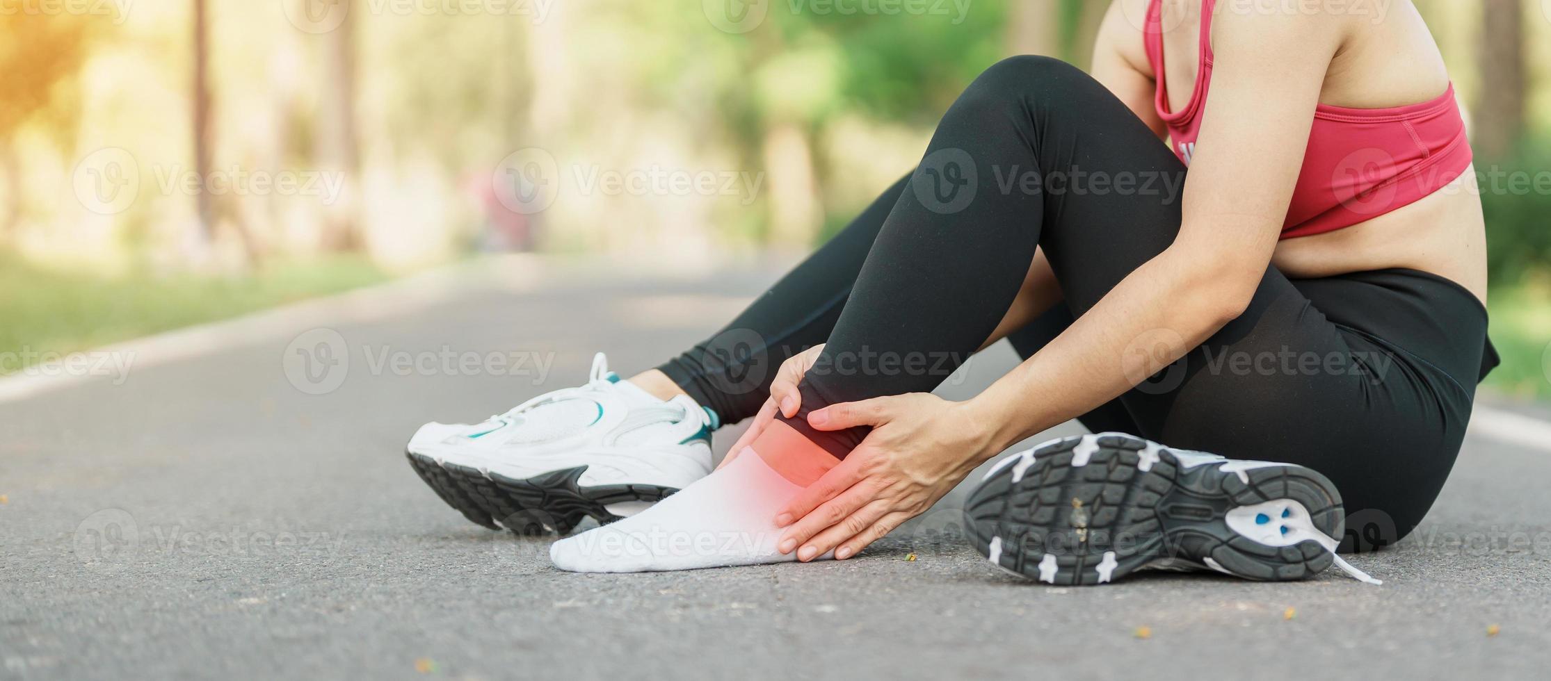 Jeune adulte femelle avec le sien muscle douleur pendant en cours d'exécution. coureur femme ayant jambe mal dû à la cheville entorses ou Achille tendinite. des sports blessures et médical concept photo