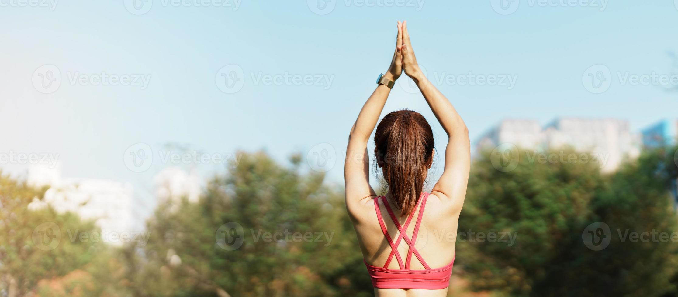 Jeune adulte femelle dans tenue de sport Faire yoga dans le parc