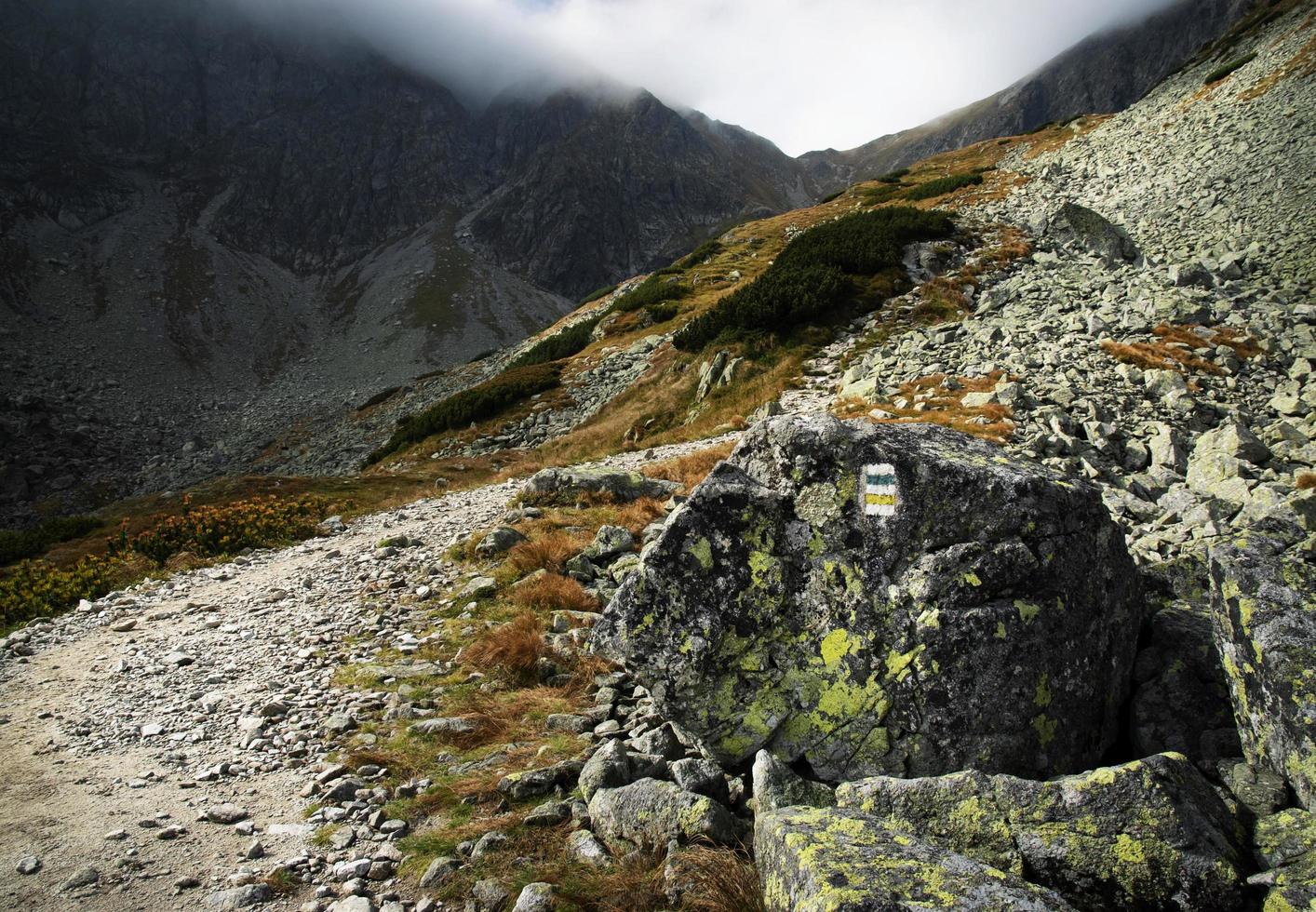 chemin de randonnée sur une montagne brumeuse photo