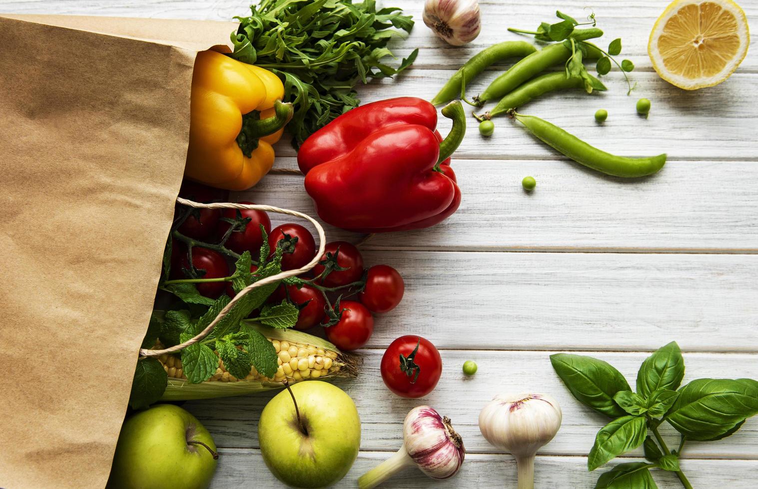 sac en papier avec fruits et légumes, écologique, pose à plat photo