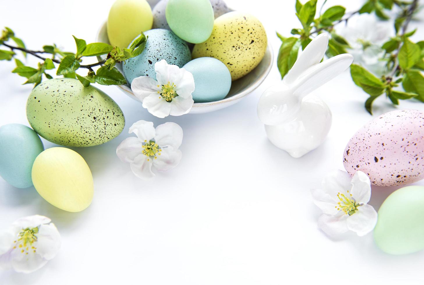 oeufs de pâques colorés avec des fleurs de printemps photo