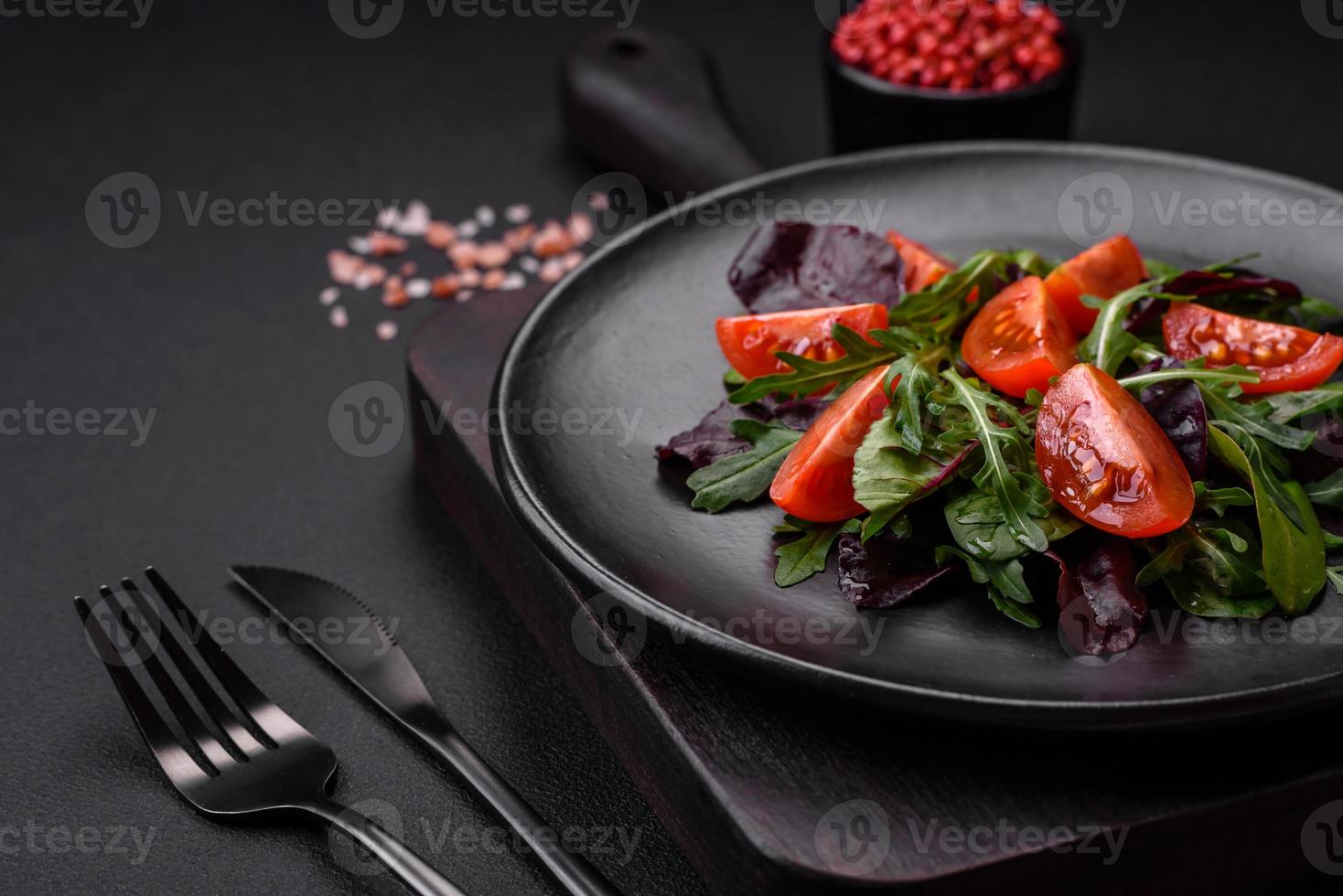 salade de Frais Cerise tomates, roquette, épinard et Jeune betterave feuilles photo