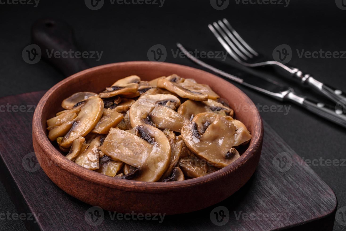 frit ou cuit champignon champignons dans le forme de tranches avec oignons photo