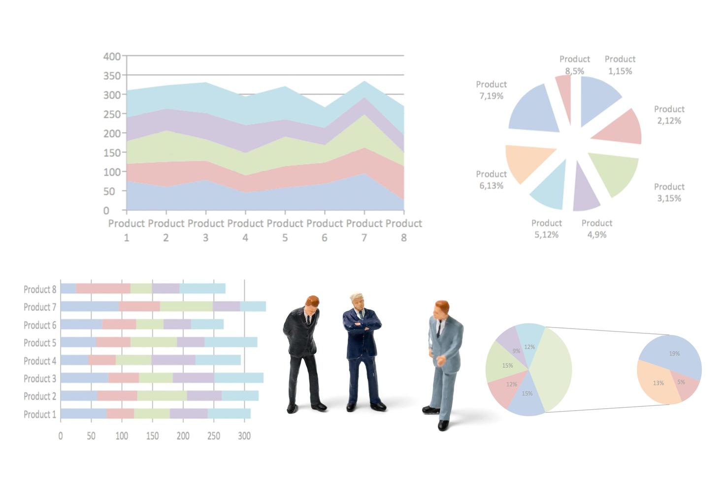Hommes d & # 39; affaires miniatures debout avec des graphiques sur fond blanc photo