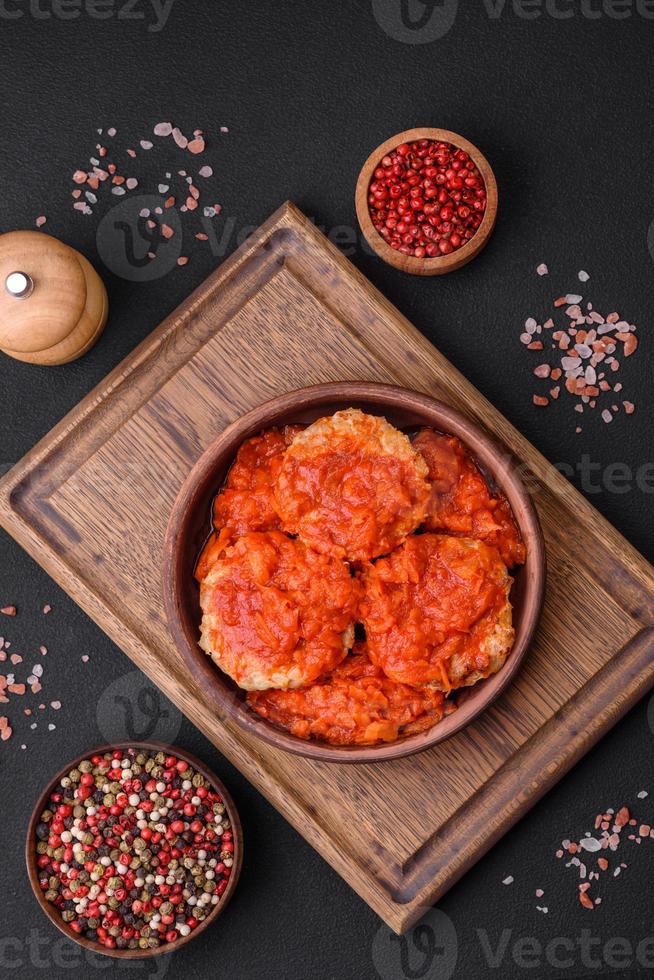 délicieux Frais côtelettes ou Boulettes de viande avec épices, herbes et tomate sauce photo