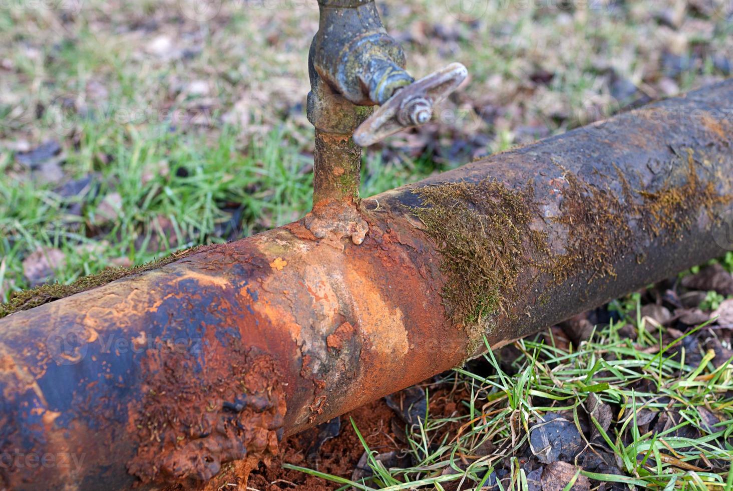 rouillé l'eau tuyau avec fuite robinet, fermer photo