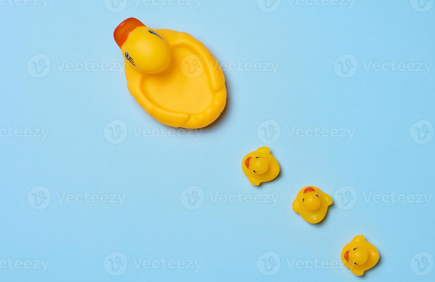 Jaune caoutchouc canards sur une bleu arrière-plan, enfants jouet, Haut vue photo