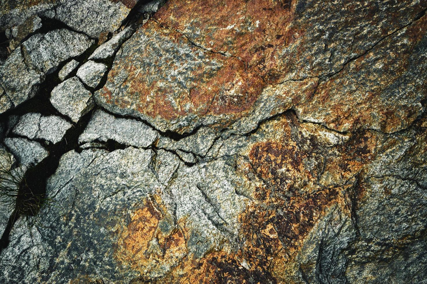 roche de granit rouillé photo