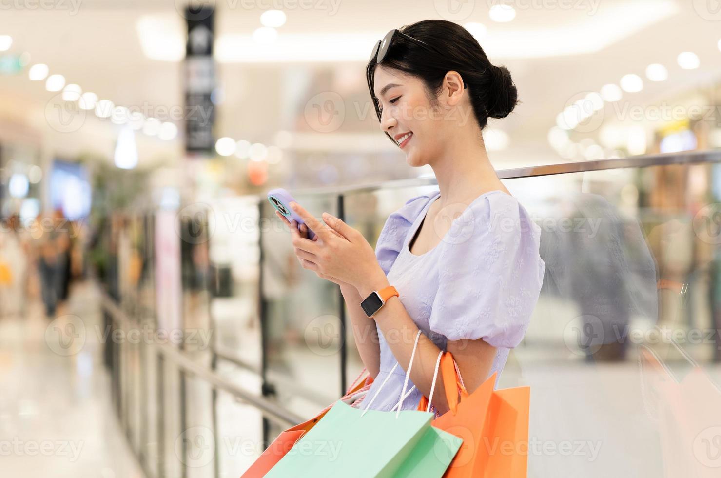 content asiatique femme achats à centre commercial photo